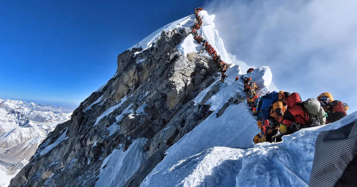 Una misión buscará bajar del Everest el cuerpo de “Green Boots”, el alpinista que permanece allí desde hace casi 30 añosIMÁGENES SENSIBLES. El plan prevé extraer los restos desde la llamada “zona de la muerte”, a unos 8.500 metros, y trasladarlos a Nueva Delhi antes de octubre, con un equipo de sherpas y guías de alta montaña en condiciones de oxígeno extremo