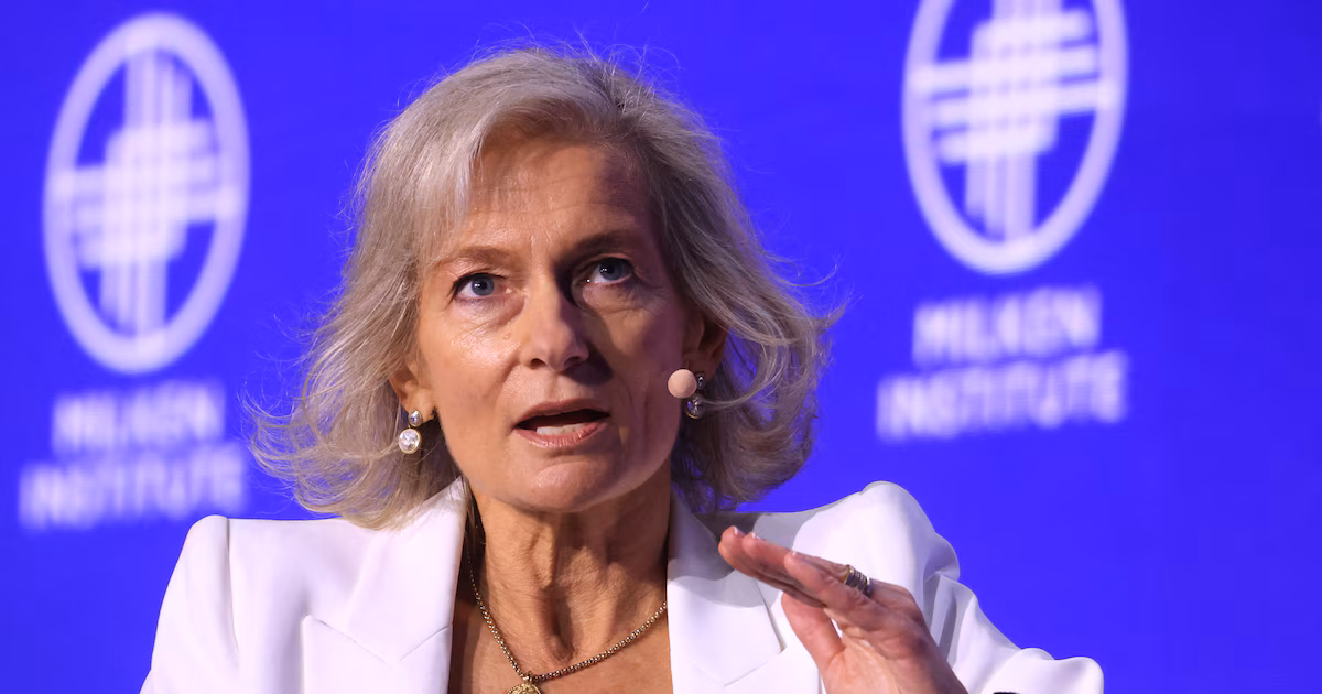 La directora de The Economist atribuye el auge populista al “fracaso” de los partidos tradicionales y propone un “radicalismo de centro”Zanny Minton Beddoes, primera mujer al frente de la prestigiosa revista británica, sostiene que la falta de reformas “audaces” frente al malestar social alimenta a la extrema derecha y a la extrema izquierda