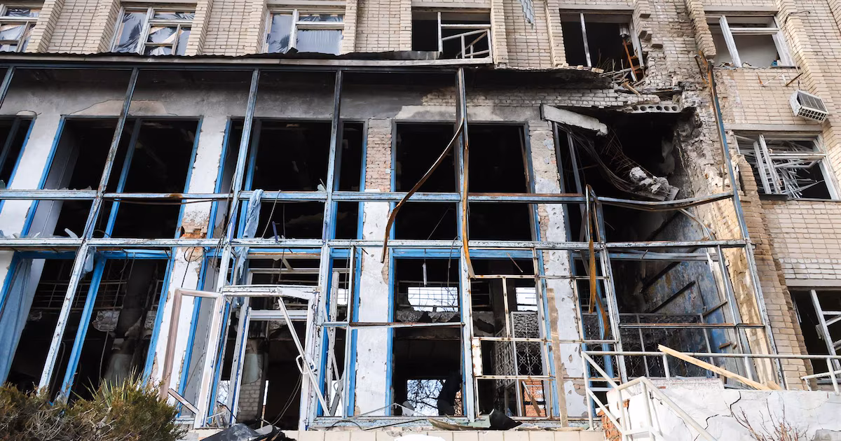 Rusia lanzó un ataque aéreo masivo contra Zaporizhzhia: al menos cinco muertos y 11 heridosDe acuerdo con las autoridades policiales, el Ejército ruso habría utilizado diez bombas aéreas que impactaron en diversas zonas de la ciudad y en un club hípico, donde también fallecieron dos caballos