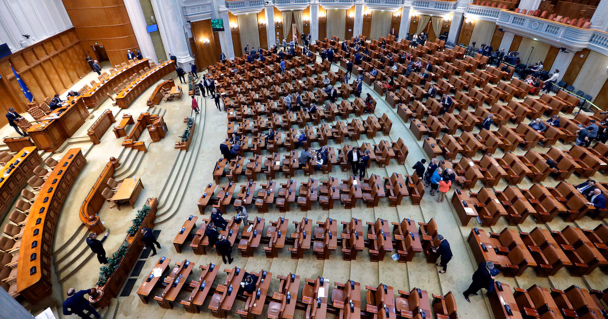 El Parlamento rumano rechazó el segundo Gobierno propuesto en dos meses y profundiza la crisis políticaAdrian Vestea obtuvo solo 189 de los 233 votos necesarios en una votación boicoteada por la ultraderecha y su propio partido, dejando a Rumanía sin ejecutivo estable mientras enfrenta el mayor déficit presupuestario de la UE