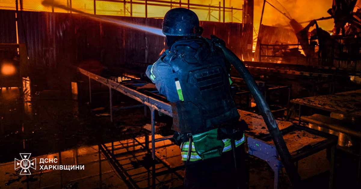 Rusia lanzó un nuevo ataque con drones contra Kharkiv: al menos cuatro muertos y 10 heridos“Los ataques provocaron incendios y dañaron al menos 18 vehículos; las ventanas estallaron y las fachadas de edificios residenciales de varios pisos sufrieron daños“, afirmó  el gobernador regional, Oleg Synegubov