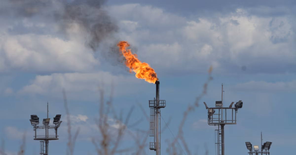 EN VIVO | El precio del petróleo se desploma tras el anuncio de acuerdo entre EEUU e Irán y el alivio en el estrecho de OrmuzEl West Texas Intermediate (WTI) retrocedió un 5,6% y se ubicó en 80,16 dólares por barril, mientras que el Brent del Mar del Norte bajó un 4,1% hasta 83,77 dólares por barril