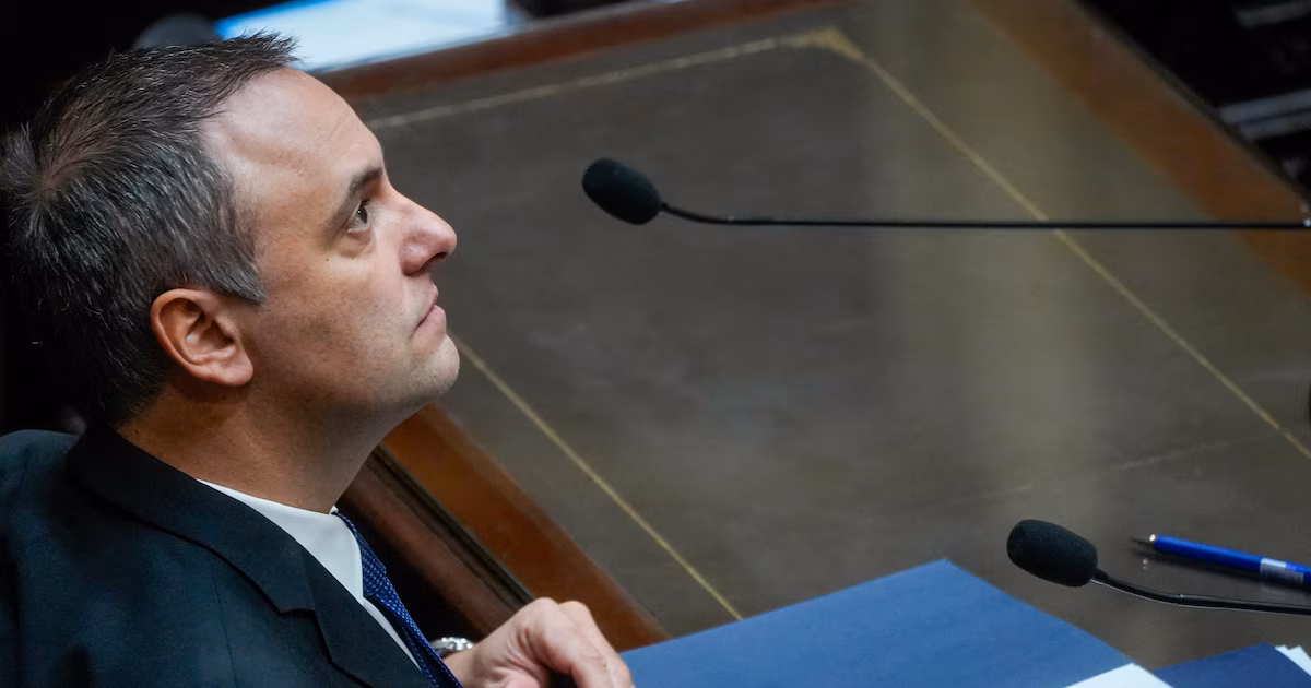 Manuel Adorni en su hora más difícil: el fuego amigo, la presión de los aliados y el respaldo de Milei