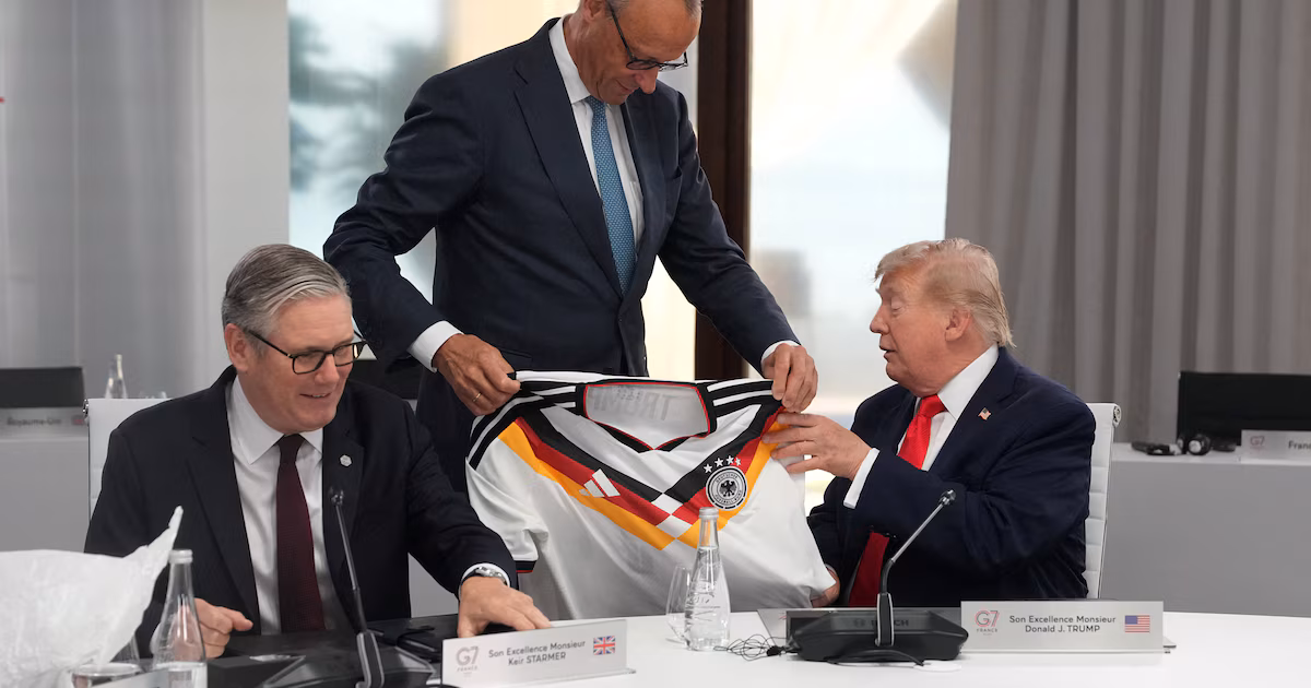 Merz le regaló a Trump una camiseta de la selección alemana con su apellido en la espaldaEl canciller alemán se la entregó al inicio de una reunión centrada en Ucrania dentro de la cumbre del G7 en Évian