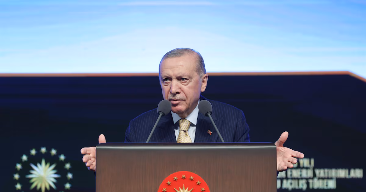 Choque entre Erdogan y Netanyahu: el presidente turco acusó a Israel de amenazar la seguridad de Ankara y el premier israelí le respondió con durezaErdogan calificó al gobierno de Netanyahu de “fábrica de disturbios” y advirtió que la seguridad de Turquía “empieza en Alepo y en Beirut”. El primer ministro israelí respondió que el mandatario turco “es el último que puede dar lecciones de moral” y lo acusó de “cometer genocidio contra los kurdos”