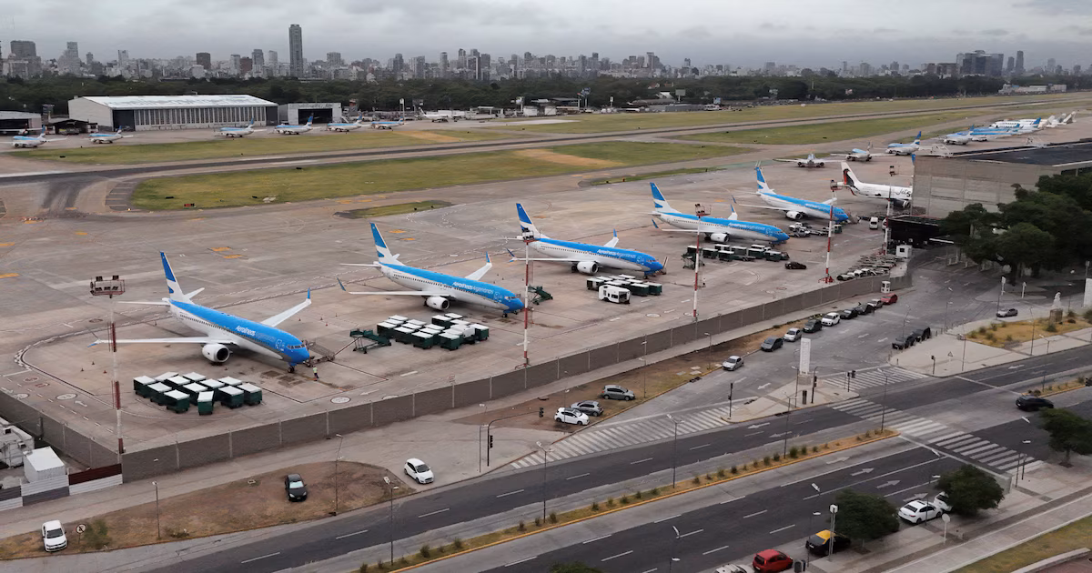 El Gobierno subió 563% la tasa de seguridad aeroportuaria: cuánto van a aumentar los pasajes
