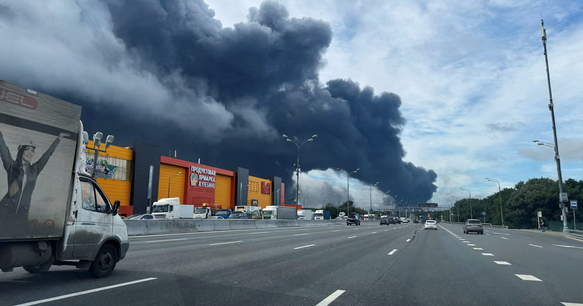 El momento en el que un drone ucraniano impactó una refinería de Moscú y lanzó por los aires la tapa de un tanqueLas imágenes captaron una violenta detonación en una instalación petrolera de la capital rusa durante una de las mayores ofensivas aéreas registradas este año