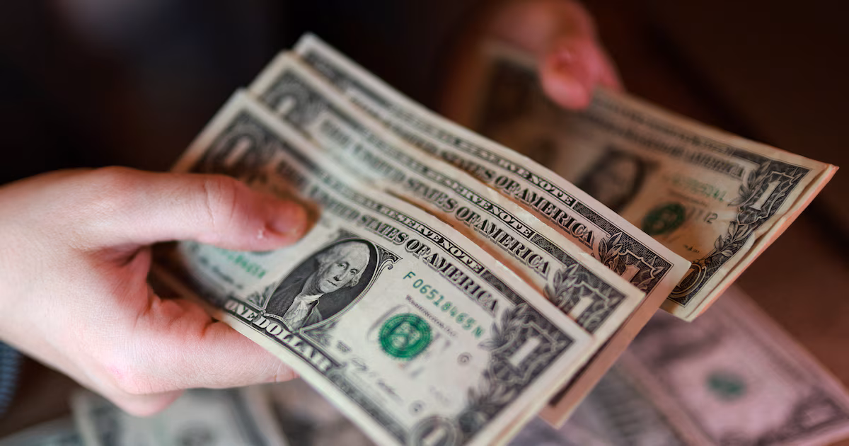 El dólar al público bajó por tercer día seguido y cerró a $1.450 en el Banco Nación