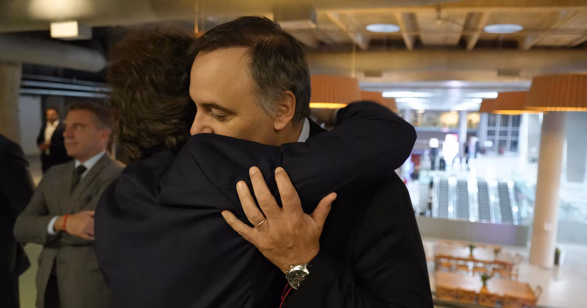 Nuevo gesto de respaldo: Manuel Adorni desayuna con Javier Milei en la Quinta de Olivos y evalúa llamar a la mesa política la próxima semana