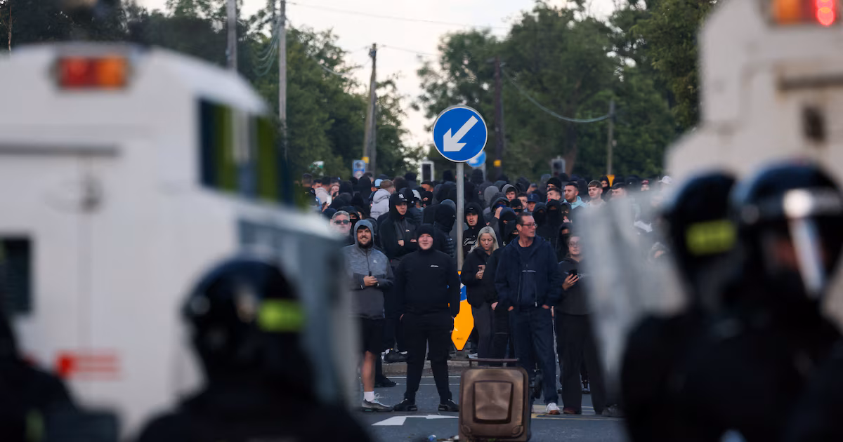 La policía dispersó las protestas en Belfast tras disturbios originados por un apuñalamientoPrevio a esto, un hombre resultó gravemente herido tras ser atacado con un cuchillo en el norte de Belfast. El sospechoso, de origen sudanés, quedó detenido acusado de intento de asesinato. El episodio desató disturbios y protestas en la ciudad