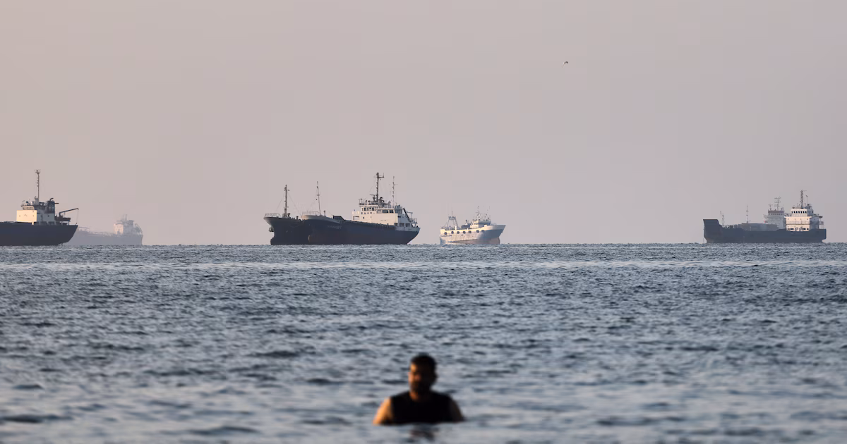 Analistas advierten que reabrir el estrecho de Ormuz llevará mesesCapitanes, aseguradoras y productores del Golfo esperan garantías concretas antes de reanudar operaciones, mientras persisten las dudas sobre si Irán cobrará peajes en las aguas internacionales, en posible violación del derecho del mar.