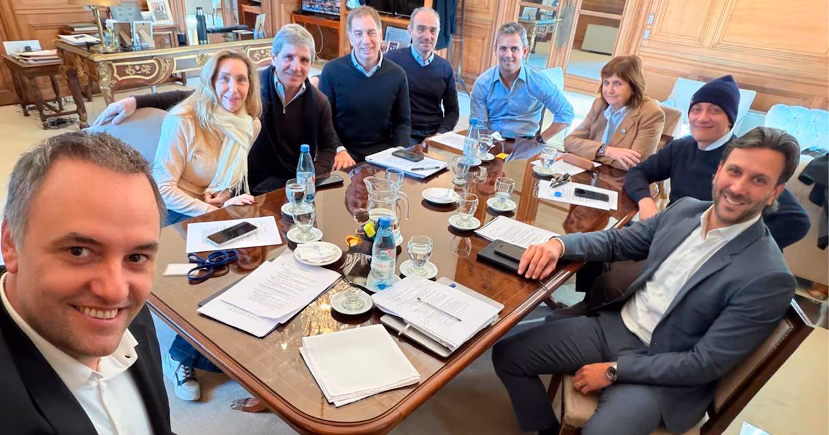 Manuel Adorni retoma su agenda con una reunión de la Mesa Política y busca una foto de apoyo tras presentar su declaración jurada