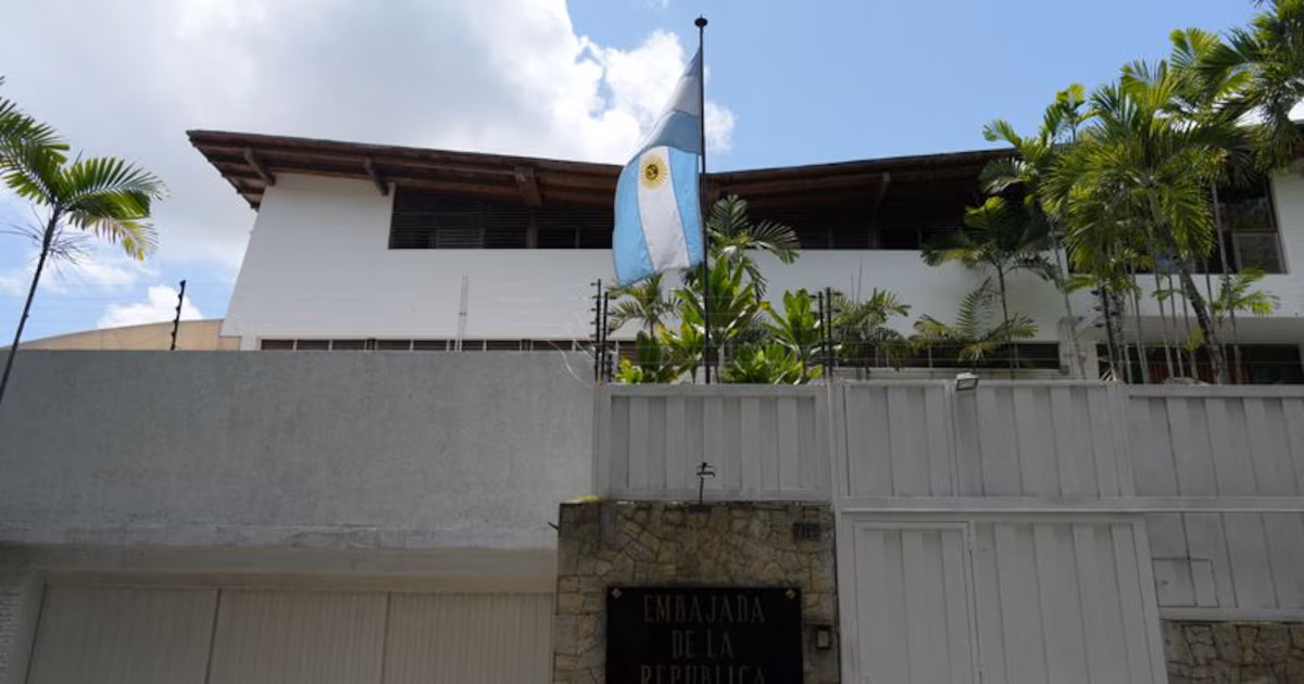 El vacío diplomático puede complicar la ayuda de Argentina a Venezuela: los gestos que grafican una relación rota