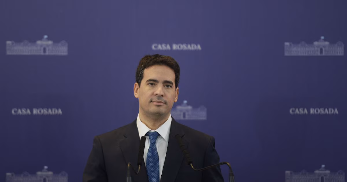 La trastienda del primer acto de Adrián Ravier, el nuevo vocero presidencial, en medio de las dudas sobre el futuro de Manuel Adorni