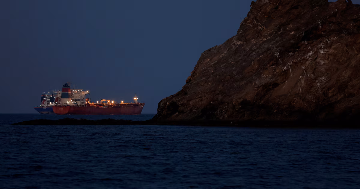 El corredor omaní del Estrecho de Ormuz queda paralizado tras dos ataques a buques en tres díasEl tráfico marítimo se desplomó el fin de semana después de que Washington y Teherán intercambiaran bombardeos que tensaron el acuerdo alcanzado el 17 de junio. Irán exige control exclusivo sobre las rutas de paso
