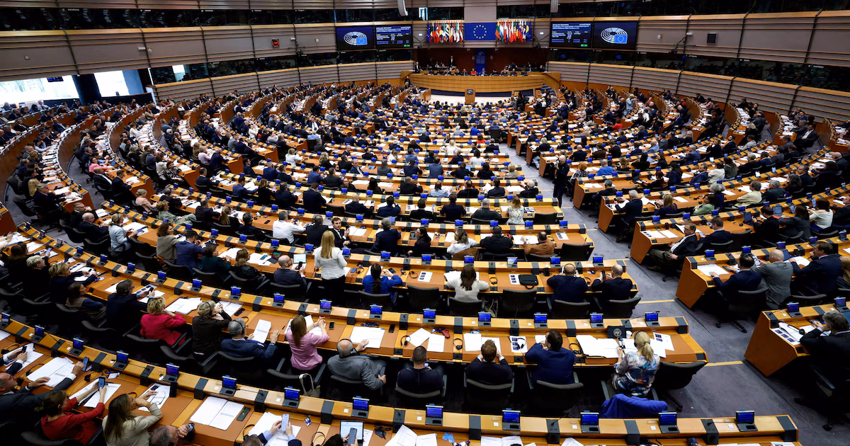 El Parlamento Europeo declaró a Rusia principal amenaza para la integridad democrática de EuropaLa hoja de ruta califica al país como “Estado promotor del terrorismo” y pide activar un escudo ante las amenazas híbridas de Putin. También propone sancionar a entidades de China que evaden restricciones y urge a reducir la dependencia tecnológica extranjera
