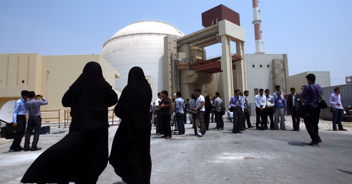 Irán invitó al organismo nuclear de la ONU a inspeccionar sus instalaciones en el marco del acuerdo con Estados UnidosEl líder supremo iraní, Mojtaba Khamenei, respaldó por primera vez en público las negociaciones directas con Washington. El enviado de Trump reveló ante el Congreso que Teherán cursó una invitación formal al OIEA para identificar el material enriquecido del país