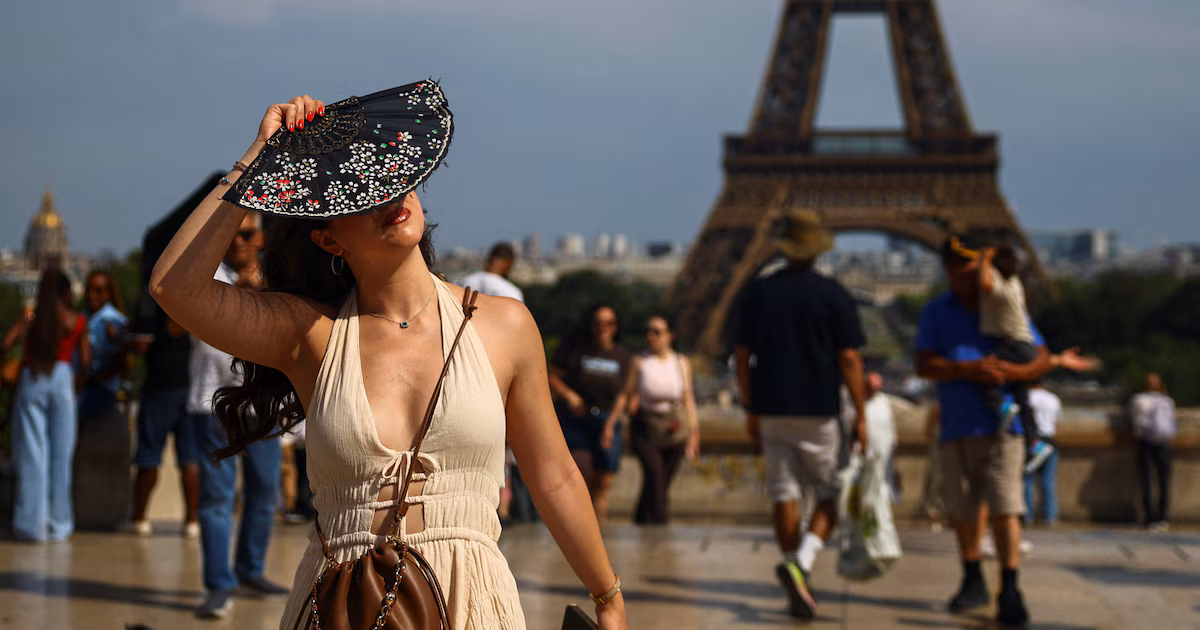 Francia restringió el consumo de alcohol y canceló eventos deportivos por la ola de calor en EuropaAnte las altas temperaturas, en la torre Eiffel y otros sitios turísticos de París se instalaron estaciones de nebulización para refrescar a las multitudes
