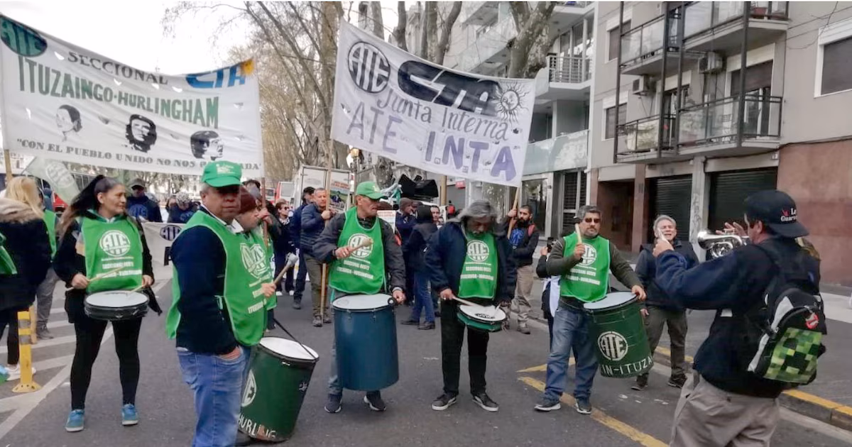 El Gobierno le otorgó un aumento trimestral a los empleados estatales que volvió a dividir a los sindicatos