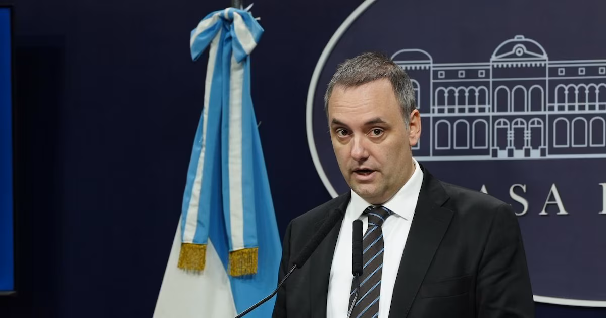 La explicación de Adorni tras presentar su declaración jurada: “Ahorramos en negro, como todos los argentinos”