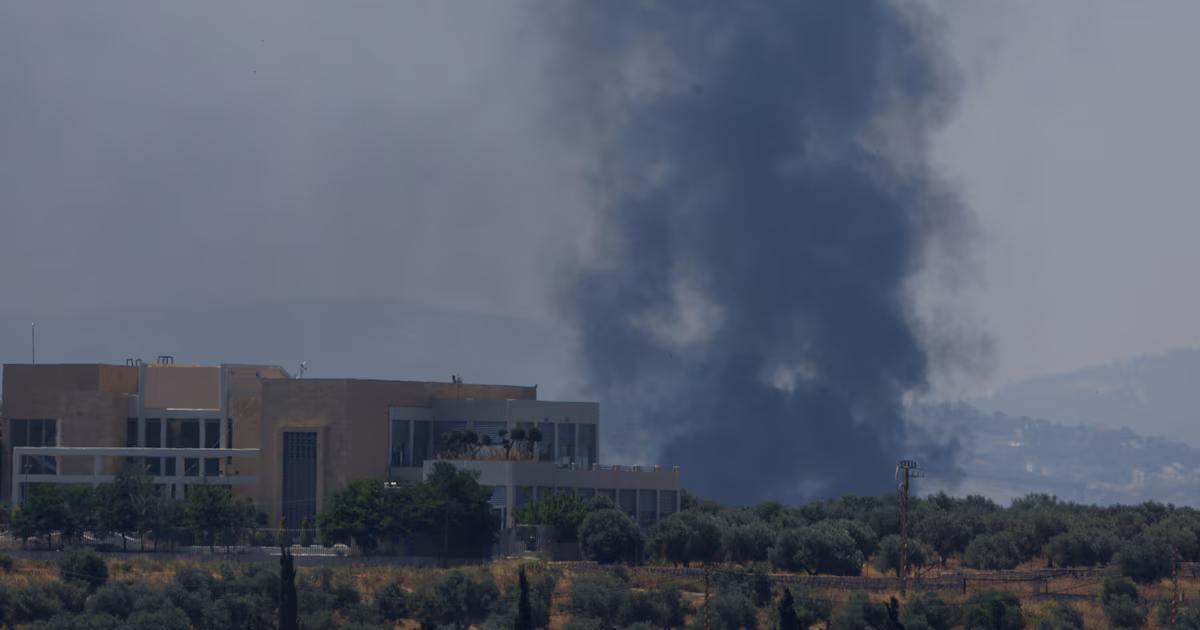 Tensión en Medio Oriente: pese al acuerdo de paz, Hezbollah aseguró que combate a fuerzas israelíes en el sur del LíbanoEl grupo terrorista chií reportó enfrentamientos cerca de Kfar Tebnit horas después de que Trump y Pezeshkian firmaran el memorando que ordena el cese inmediato de hostilidades en todos los frentes, incluido el libanés