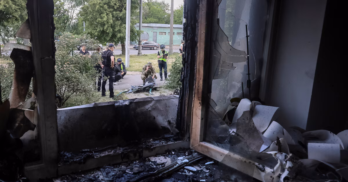 Rusia lanzó un nuevo ataque masivo contra Ucrania: cinco rescatistas murieron en Kharkiv mientras combatían un incendioUn segundo bombardeo ruso golpeó el mismo punto cuando los equipos de emergencia ya trabajaban sobre el terreno, una táctica conocida como “doble golpe” que Moscú emplea de forma sistemática desde el inicio de la invasión a gran escala