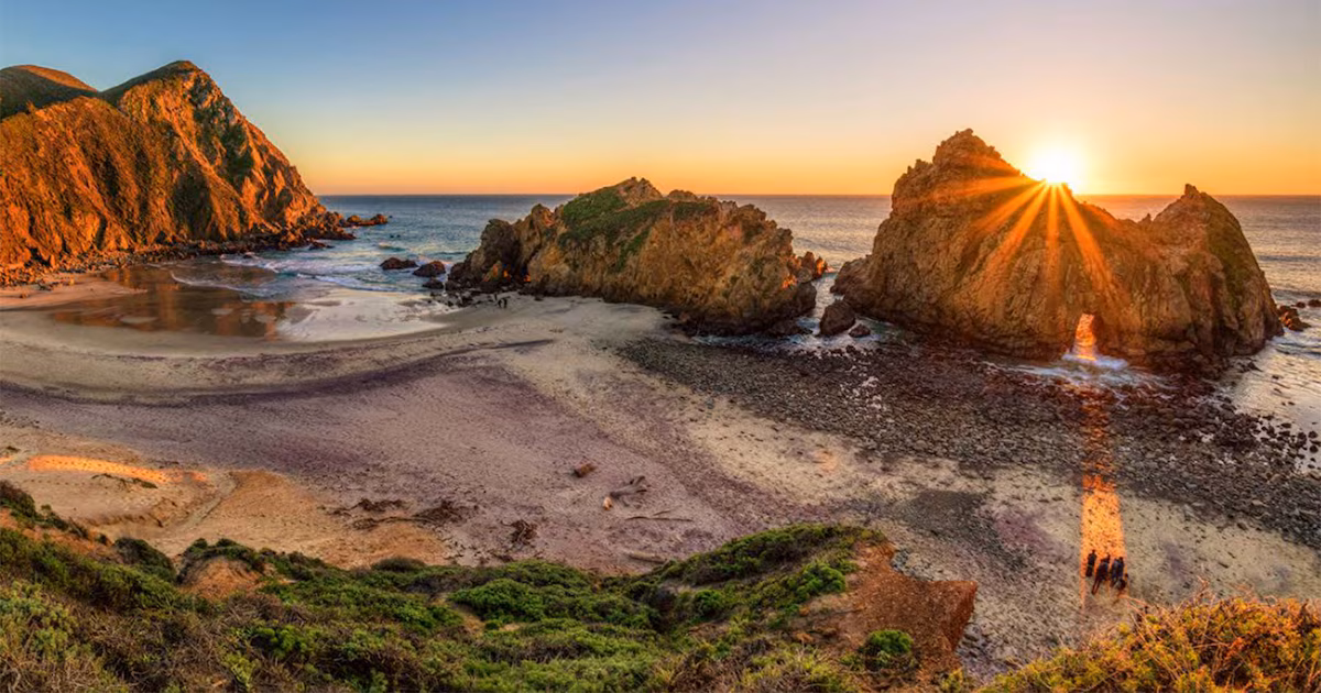 Seis playas del mundo que sorprenden por su arena de colores poco comunesUn informe de National Geographic reúne destinos en Indonesia, Hawái, Islandia, California, Grecia y Australia, donde minerales, microorganismos y actividad volcánica tiñen la costa con tonos rosa, verde, negro, púrpura, rojo y blanco