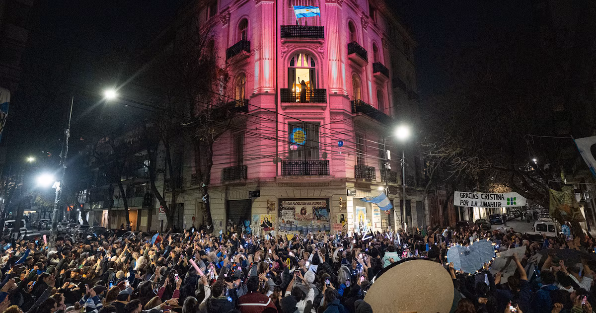 Imagen inédita de Cristina Kirchner: su departamento se “transformó” en la Casa Rosada y salió a saludar a la militancia
