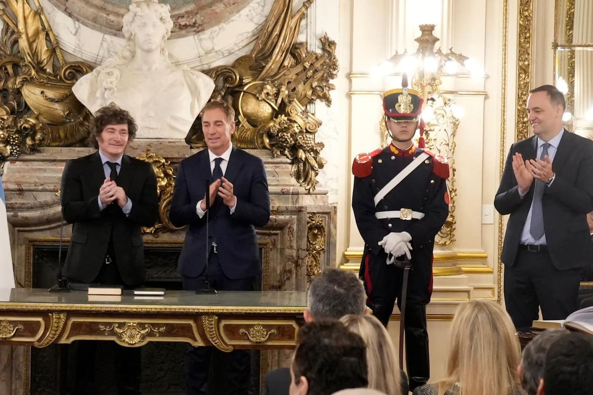 Lo que no se vio. Juró Santilli: qué dijo cuando terminó, abrazos para Adorni, presencia familiar y los primeros pasos