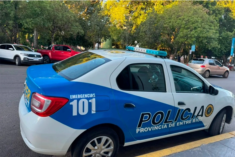 Atacó a policías con un palo y un cuchillo, hirió a un comisario y terminó internado