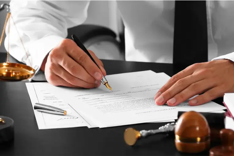 Procesaron a escribano por falsificar firmas en millonaria venta de tierras en Corrientes