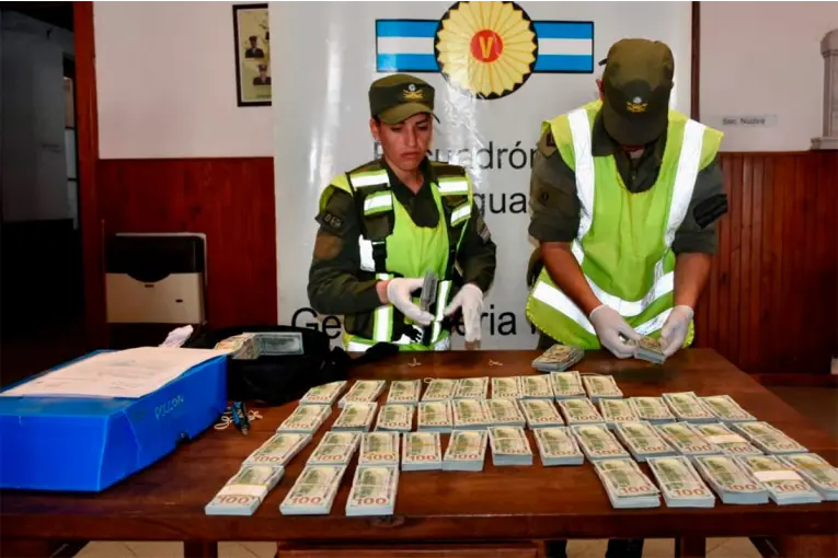 Procesaron a dos hombres que viajaban con 500.000 dólares sin registrar