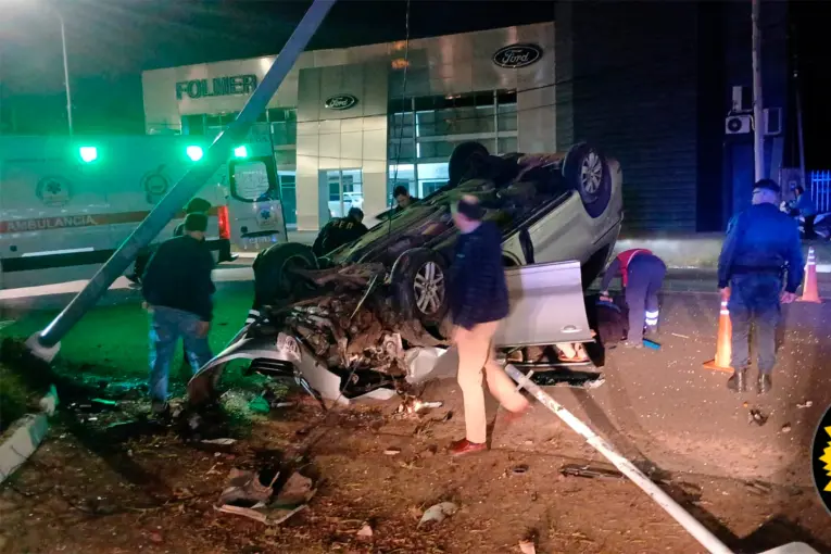 Chocó su camioneta contra una columna y volcó: dos heridos