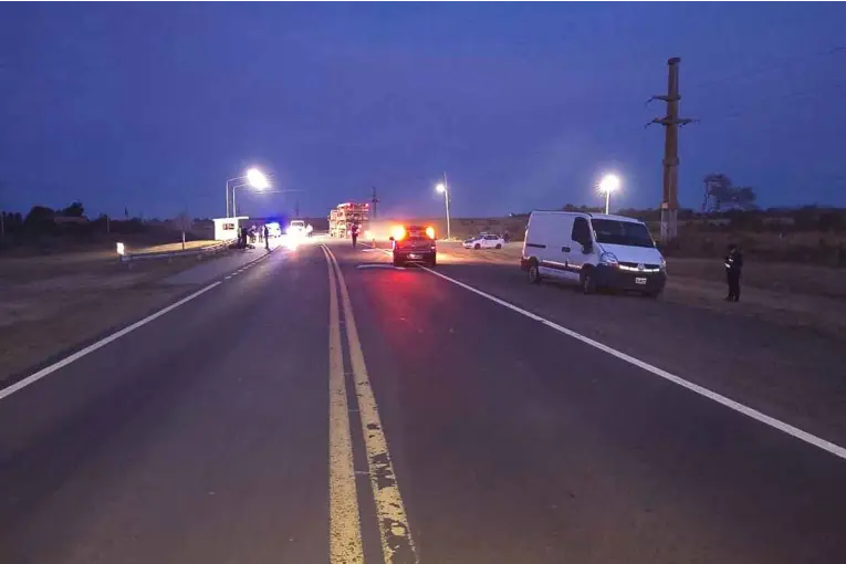 Dos motociclistas resultaron heridos tras colisionar con una trafic conducida por un paranaense