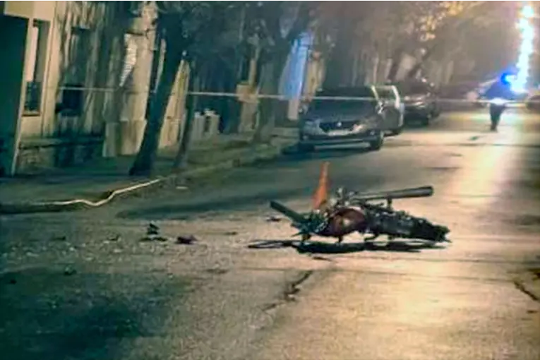 Murió un joven motociclista tras chocar con auto en esquina de Concordia: hospitalizaron a su acompañante