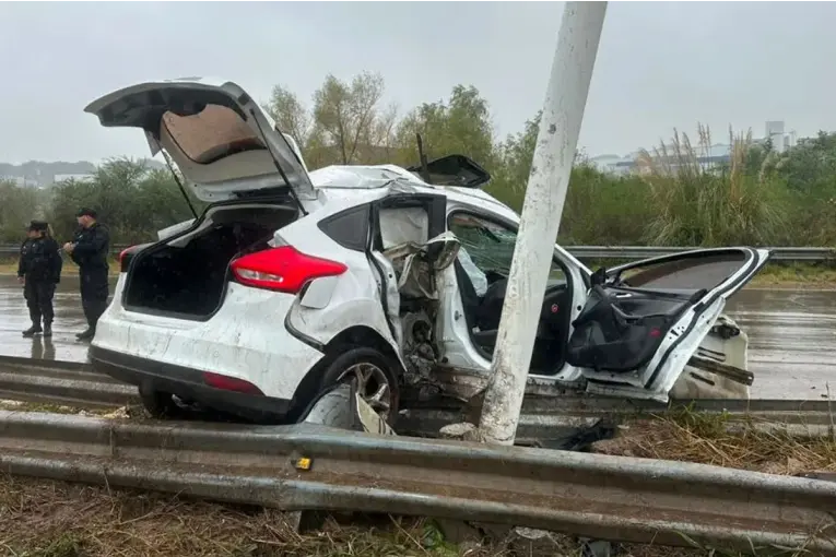 Una familia protagonizó un impactante choque en Santa Fe: el auto terminó incrustado contra un poste