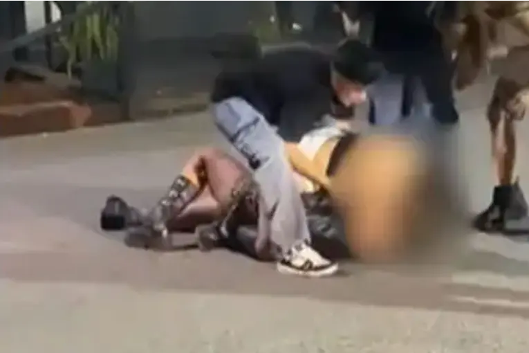 Una pelea a la salida de un boliche terminó con una joven en terapia intensiva