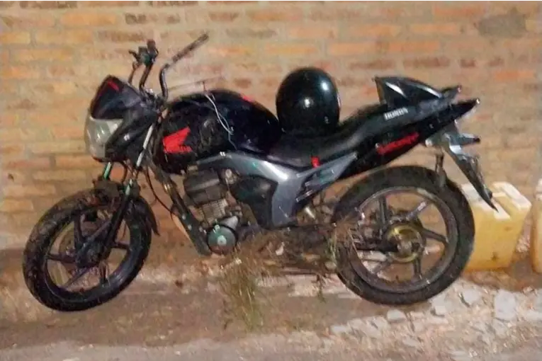 Joven sufrió lesiones graves tras perder el control de su moto en Ruta 23