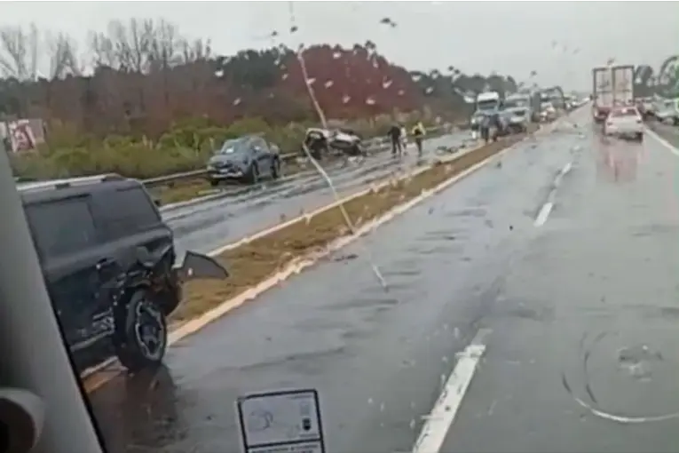 Fatal choque múltiple en la Ruta Nacional 12: cuatro personas fallecieron y hay varios heridos