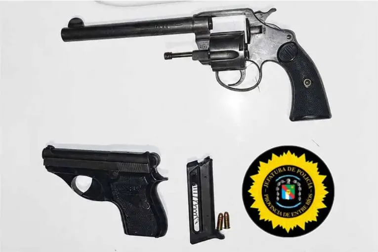 Detuvieron a dos hombres que vendían armas de fuego por grupos de WhatsApp  