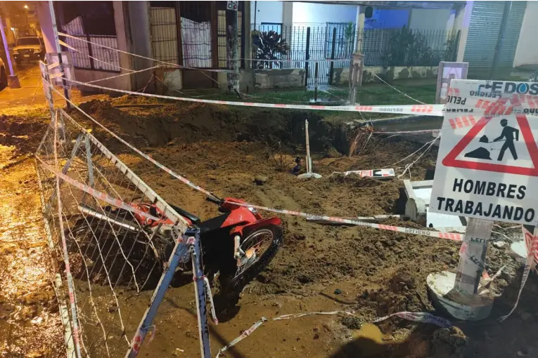 Perdió el control de la moto, impactó contra carteles y cayó en un pozo de una obra en Concordia