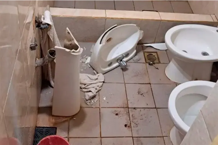 Un detenido por causar daños en un motel: el motivo por el cual ocasionó los destrozos