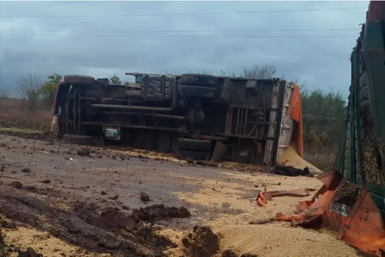 Volcó un camión en Ruta 12 y otros dos transportes quedaron involucrados en el accidente