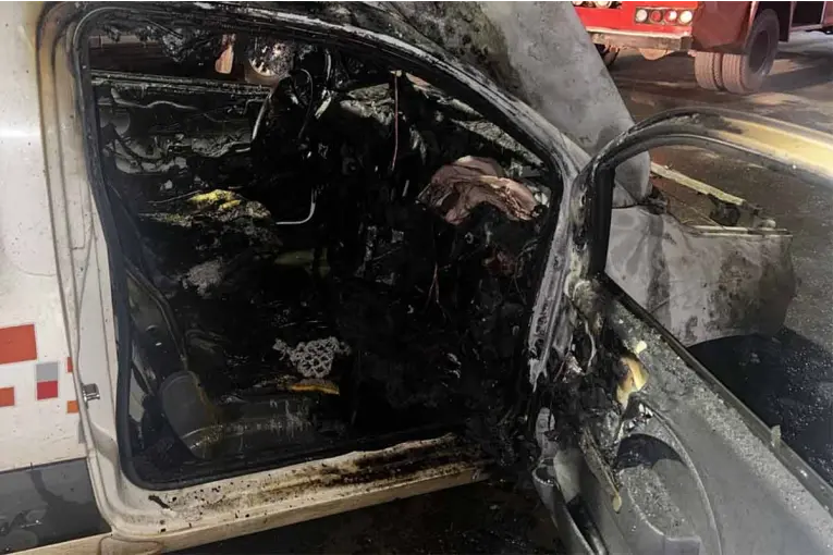 Un utilitario quedó destruido tras incendiarse mientras circulaba por una avenida