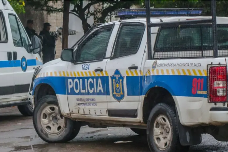 Lo liberaron tras una causa por violencia de género y ahora lo buscan por prender fuego a su pareja