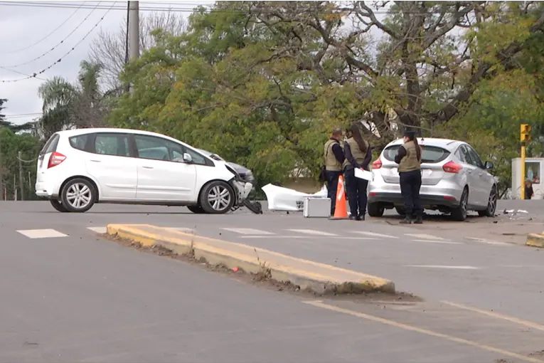 Hospitalizar a mujer tras choque de dos autos en Avenida de las Américas: lo ocasionó una maniobra prohibida