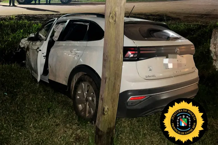 Un adolescente perdió el control del auto y terminó en una cuneta