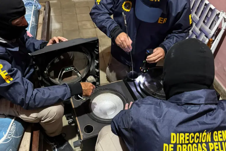 Detuvieron a un expolicía y a una mujer por venta de drogas en Victoria