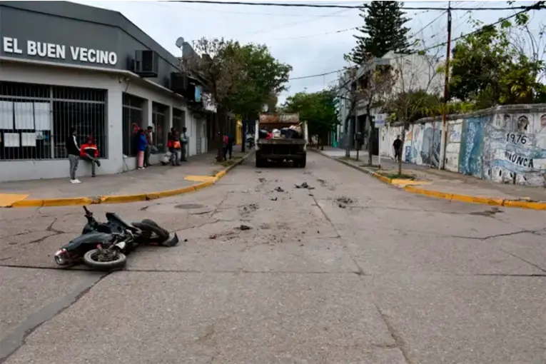 Adolescente falleció tras chocar en moto contra camión recolector: la joven acompañante permanece internada
