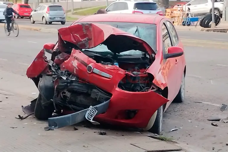 Joven fue hospitalizado tras chocar contra una camioneta en avenida Almafuerte